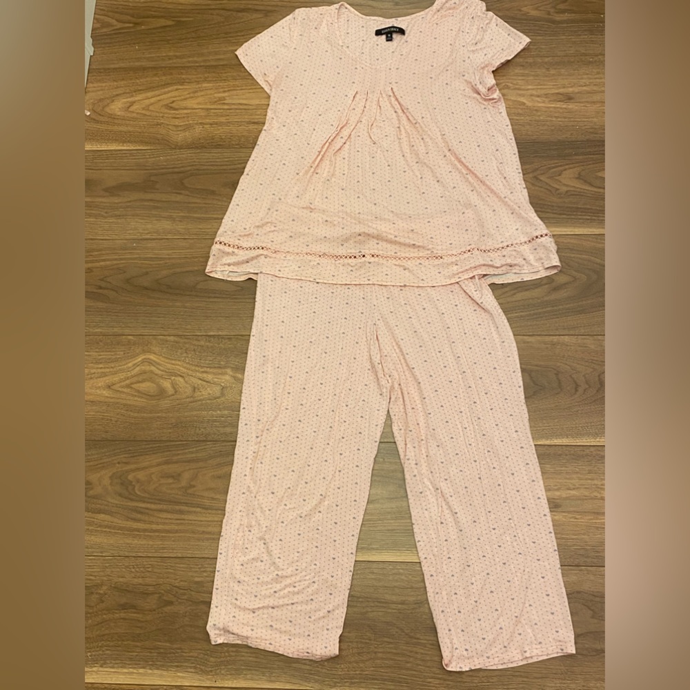 Very pretty Pyjama set. Only worn a few times. Nicely washed